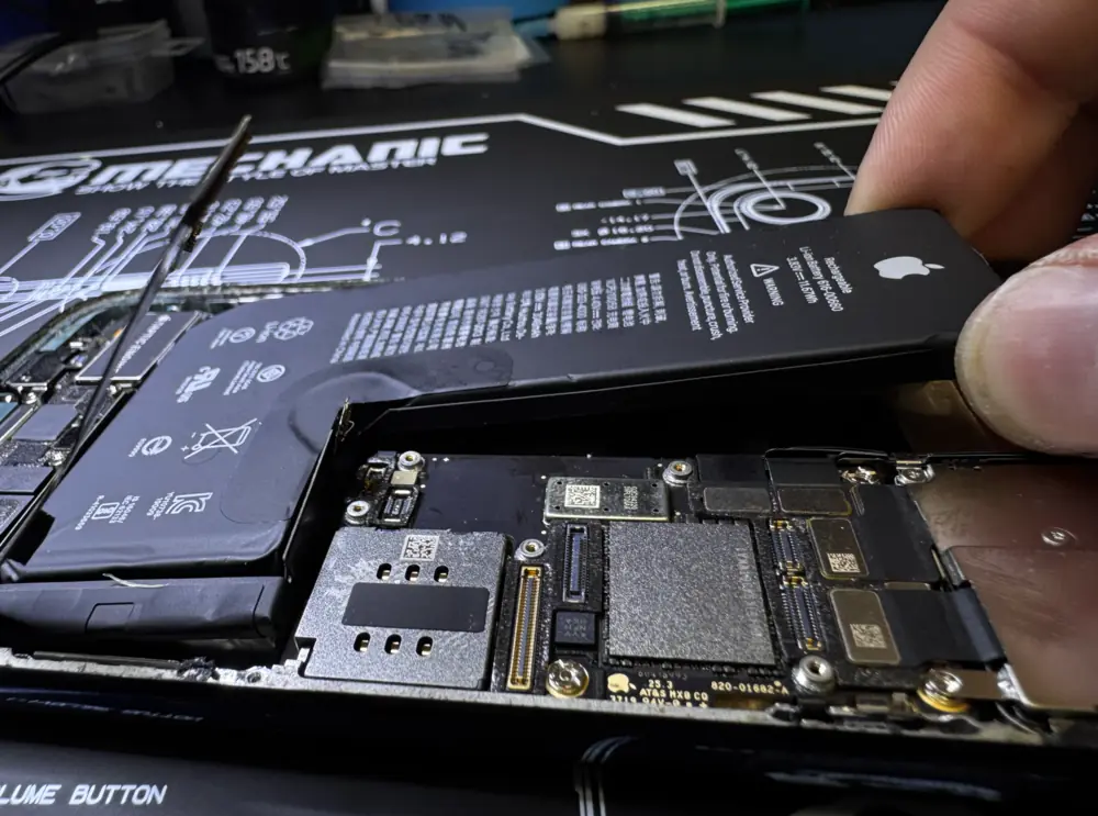 В моделях iPhone XS и новее аккумулятор является уникальной запчастью. При простой замене на новый в настройках будет отображаться «неизвестная деталь», а процент износа не будет показываться, хотя функционально все будет работать корректно. Такая замена занимает от 5 до 15 минут.