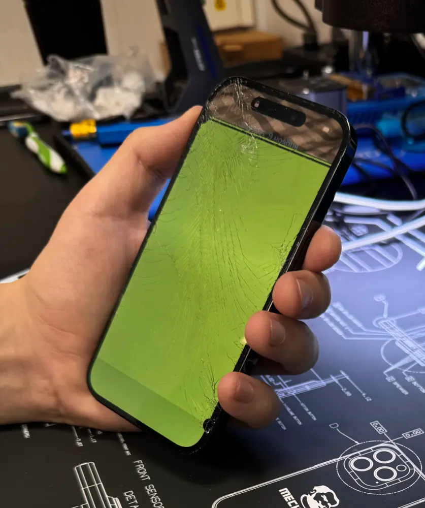 Практически каждая запасная часть iPhone уникальна. При замене детали на новую вы получите уведомление о том, что она была заменена, либо система не сможет проверить ее подлинность (зависит от модели и версии iOS). Однако при переносе оригинальной микросхемы на новый дисплей такое уведомление не появится! Микросхема со старого дисплея аккуратно демонтируется с помощью термовоздушной паяльной станции. Затем тщательно удаляются остатки защитного компаунда и старого припоя.